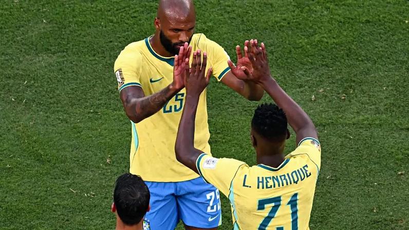 Igor Thiago e Luiz Henrique em jogo da Seleção Brasileira