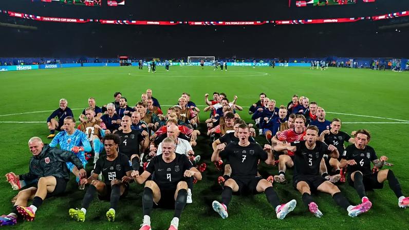 Erling Haaland, da Noruega, e seus companheiros de equipe celebram vitória na Copa do Mundo com os torcedores fazendo a "Remada Viking"