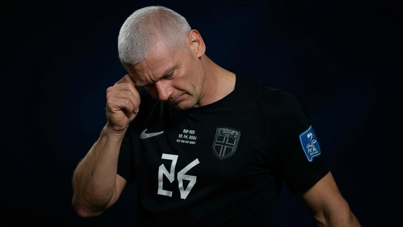 Ryerson, lateral-direito da seleção da Noruega, ao ser substituído com lesão na coxa direita no jogo contra Senegal pela Copa do Mundo — Foto: Visionhaus/Getty Images