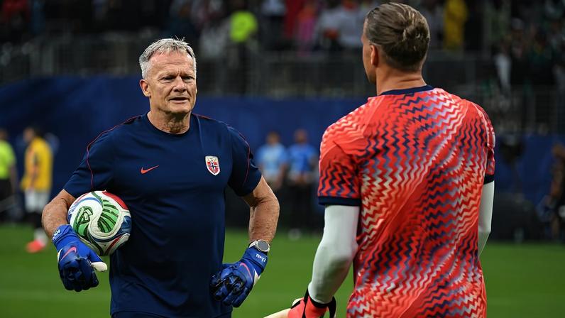 Frode Grodas conversa com goleiro Nyland antes de Costa do Marfim x Noruega — Foto: Getty Images