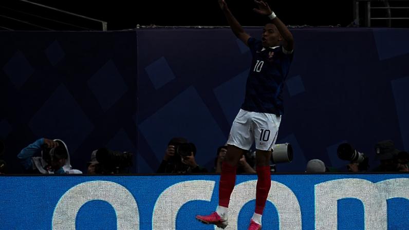 Mbappé comemora gol contra a Suécia; vitória por 3 a 0 colocou a equipe de Didier Deschamps nas oitavas de final da Copa do Mundo
