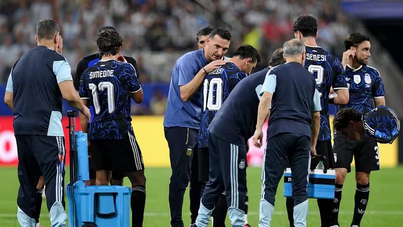 Scaloni conversa com Messi em Argentina x Jordânia — Foto: David Ramos/Getty Images