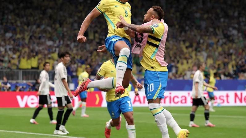 Casemiro comemora gol contra o Japão