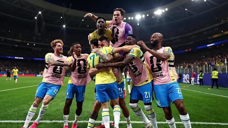 Gabriel Martinelli comemora com seus companheiros após marcar o segundo gol da equipe durante a partida das oitavas de final da Copa do Mundo FIFA 2026 entre Brasil e Japão, no Houston Stadium, em 29 de junho de 2026.