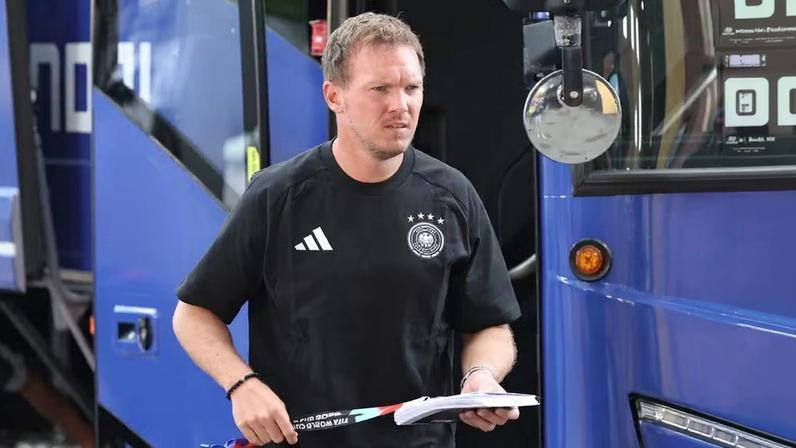 Técnico da Alemanha, Julian Nagelsmann, na chegada ao Estádio de Boston para o jogo contra o Paraguai pela segunda fase da Copa do Mundo — Foto: Alexander Hassenstein/Getty Images