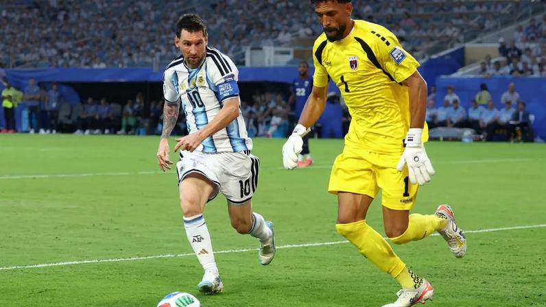 Messi e Vozinha durante duelo na Copa do Mundo