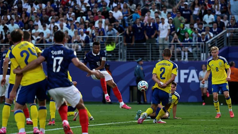 Kylian Mbappé finaliza e abre o placar para a França diante da Suécia