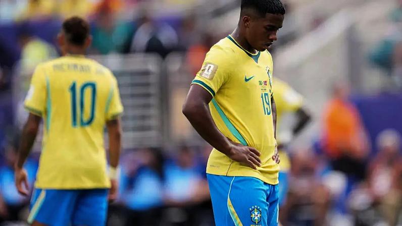 Endrick lamenta gol perdido durante mata-mata