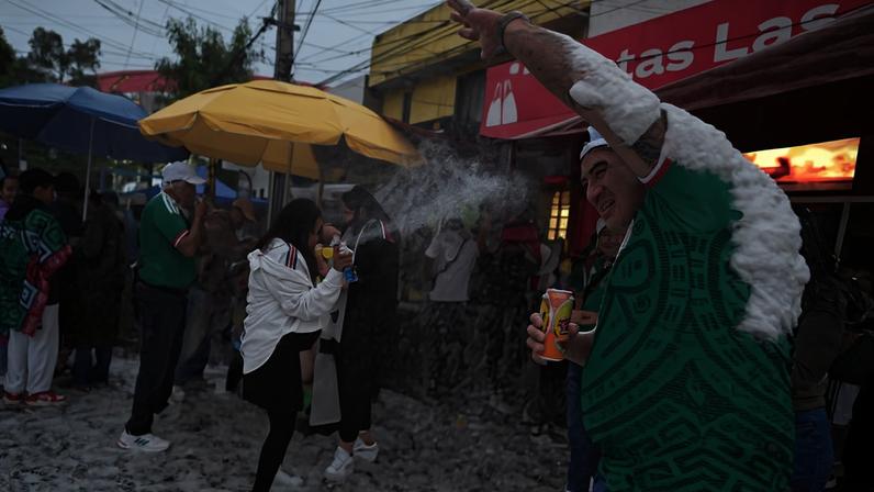Mexicanos brincam com espuma antes do jogo México x Inglaterra — Foto: James Manning/PA Images via Getty Images