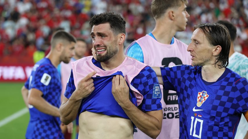 Mateo Kovacic é consolado por Luka Modric após eliminação do Croácia na Copa de 2026 — Foto: Patrick Smith/Getty Images