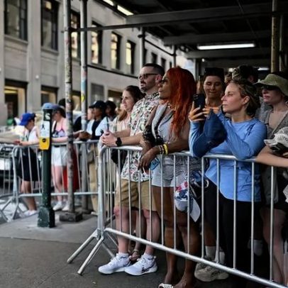 Fãs se reúnem no MSG para a chegada de convidados do casamento Swift Kelce
