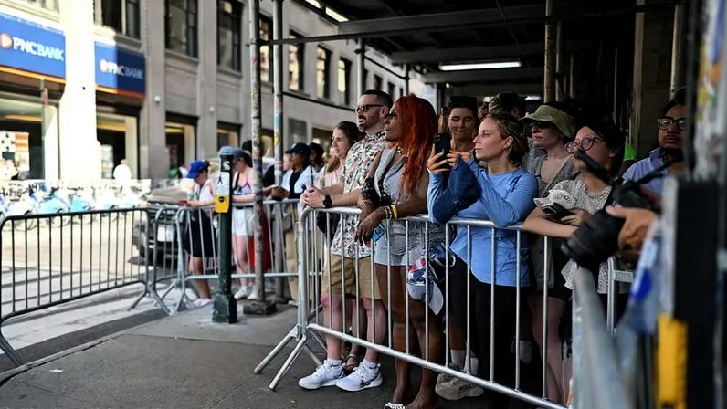 Fãs se aglomeram na porta do Madison Square Garden — Foto: GettyImages