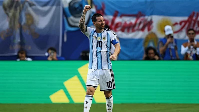 Lionel Messi comemora gol pela Argentina diante de Cabo Verde