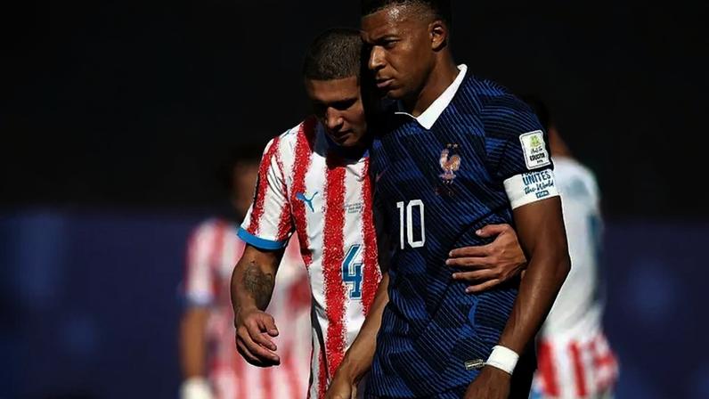 Juan Caceres, do Paraguai, e Kylian Mbappé, da França, interagem durante a partida das oitavas de final da Copa do Mundo