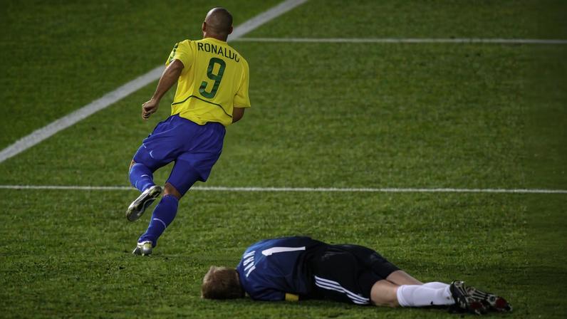Ronaldo faz gol em cima de Oliver Kahn na final da Copa do Mundo de 2002. Brasil x Alemanha — Foto: Getty Images - Sandra Behne