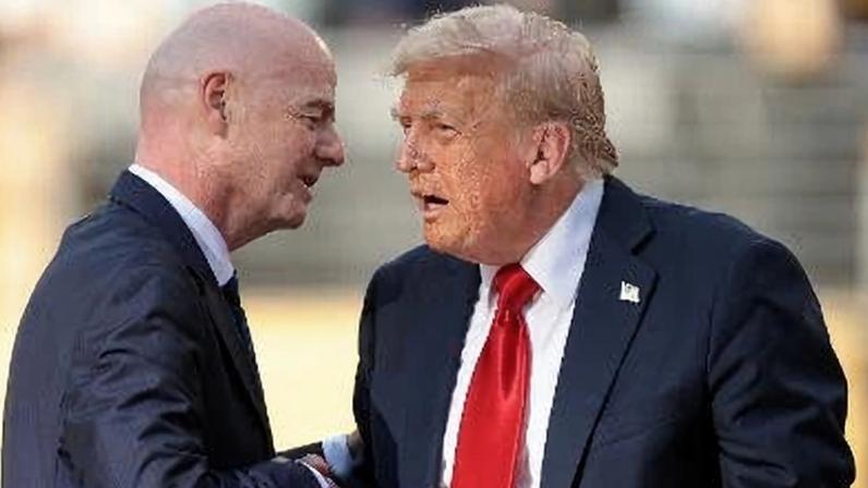 Gianni Infantino, presidente da Fifa, junto com Donald Trump, presidente dos EUA