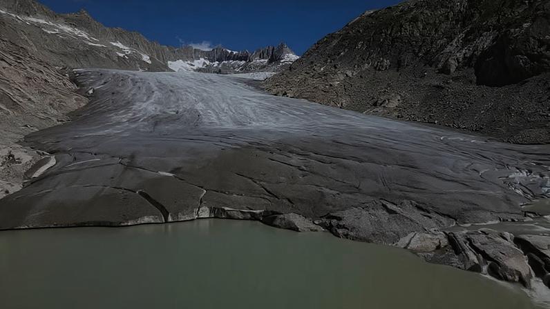 Com onda de calor, derretimento de geleiras na Suíça poderia encher uma piscina olímpica a cada 6 segundos — Foto: Jornal Nacional/ Reprodução