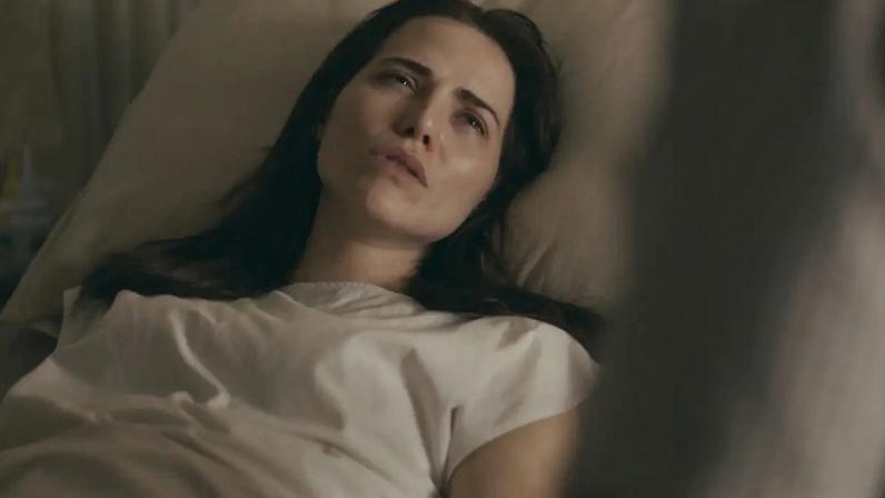 Adriana (Letícia Colin) após ser esfaqueada em 'Quem Ama Cuida', novela das 9 da Globo