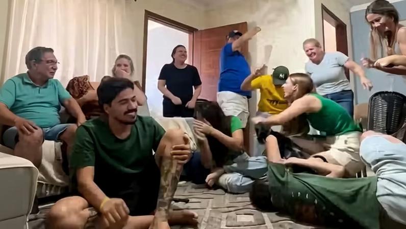 Família simula comemoração com bebê e vídeo de memes da Copa viraliza