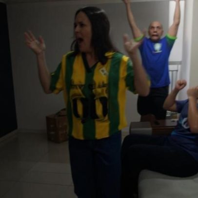 Família segura grito de gol para não acordar bebê e faz comemoração silenciosa