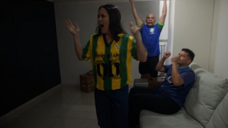 Copa do Mundo: família segura o grito de gol para não acordar bebê e diverte web com "comemoração silenciosa" — Foto: Reprodução/Redes sociais