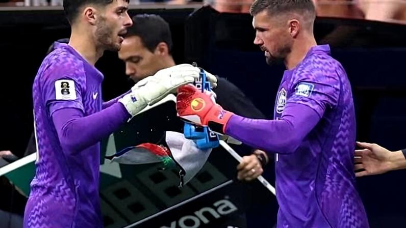 Goleiro da Austrália, Patrick Beach dá lugar a Matthew Ryan antes da disputa de pênaltis contra o Egito pela Copa do Mundo 2026