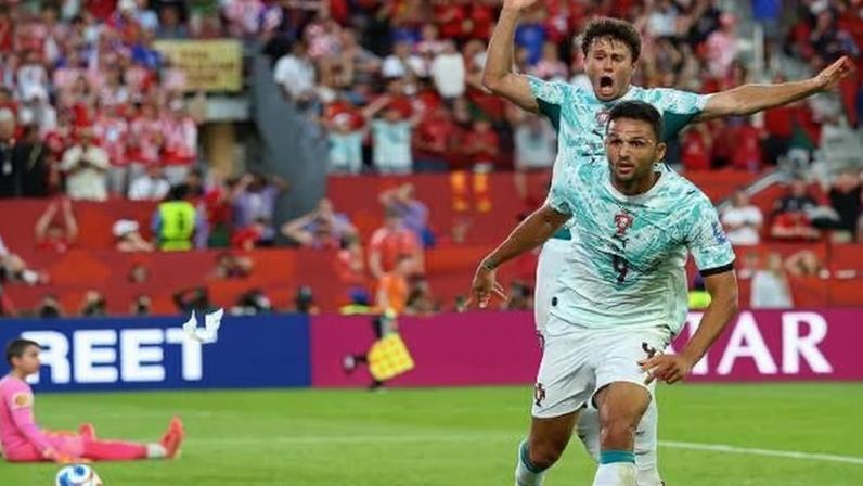 Gonçalo Ramos comemora ao marcar o segundo gol de Portugal