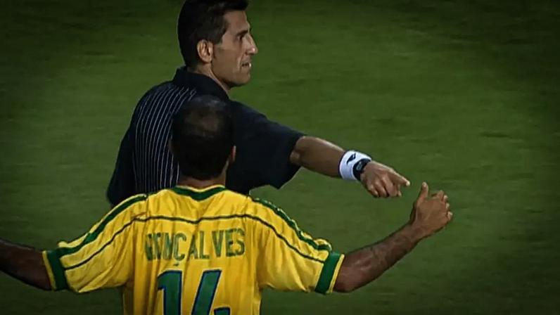 Gonçalves reclama do pênalti marcado na derrota para a Noruega em na Copa de 98