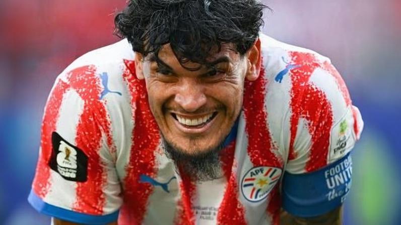 Gustavo Gómez em ação durante jogo entre Paraguai e França na Copa do Mundo