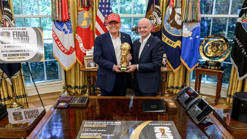 Presidente dos Estados Unidos, Donald Trump, e presidente da Fifa, Gianni Infantino, posam para foto com o troféu da Copa do Mundo no Salão Oval, na Casa Branca. Foto de agosto de 2025. — Foto: Divulgação/Casa Branca