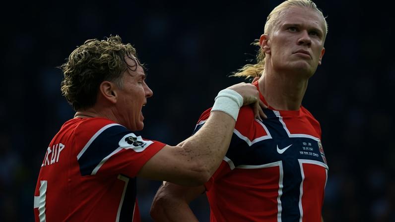 Haaland celebra gol da Noruega sobre o Brasil em jogo da Copa do Mundo