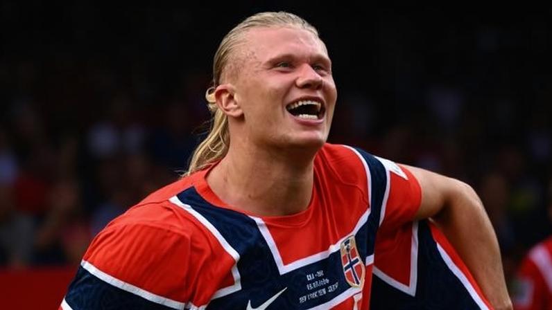 Haaland, da Noruega, comemora classificação contra o Brasil na Copa do Mundo