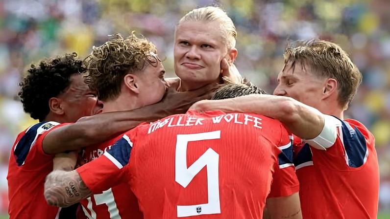 Haaland festeja gol em Brasil x Noruega, jogo da Copa do Mundo