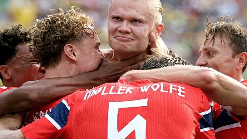 Haaland festeja gol em Brasil x Noruega, jogo da Copa do Mundo