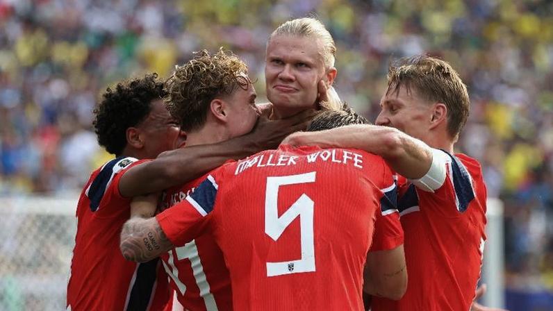 Haaland festeja gol em Brasil x Noruega, jogo da Copa do Mundo
