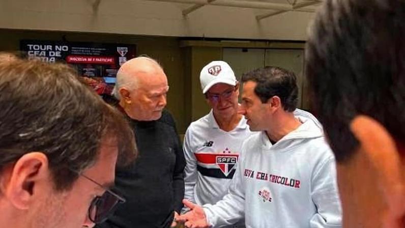 Harry Massis, presidente do São Paulo, conversa com sócios no clube