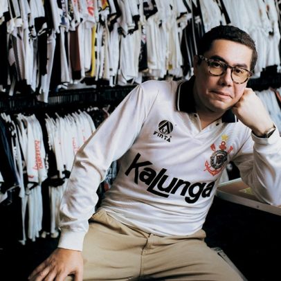 Colecionador quebra recorde com 7 mil camisas raras de Maradona e Pelé