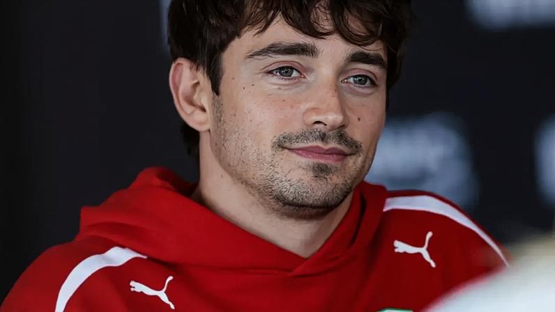 Charles Leclerc se classifica na frente de Lewis Hamilton em Silverstone