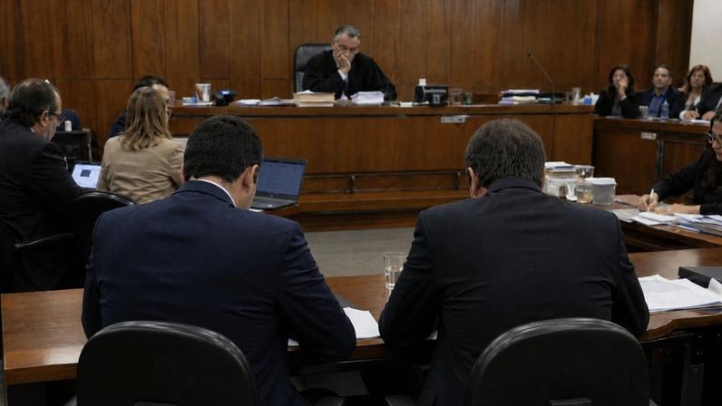 Advogados relatam dificuldades para defender homens de falsas acusações. (Foto: Imagem de IA/Gazeta do Povo com ChatGPT)