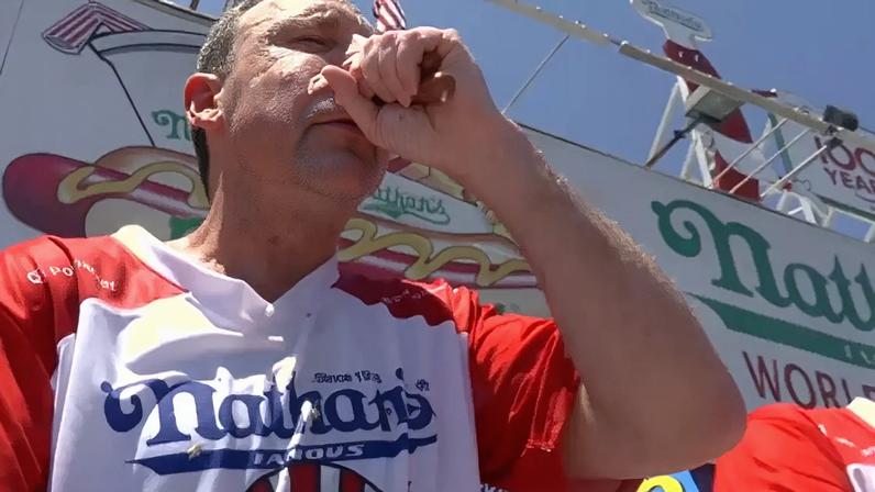 O americano Joey Chestnut, de 42 anos, é mais uma vez o campeão do Concurso de Comer Cachorro-Quente do Nathan's Famous