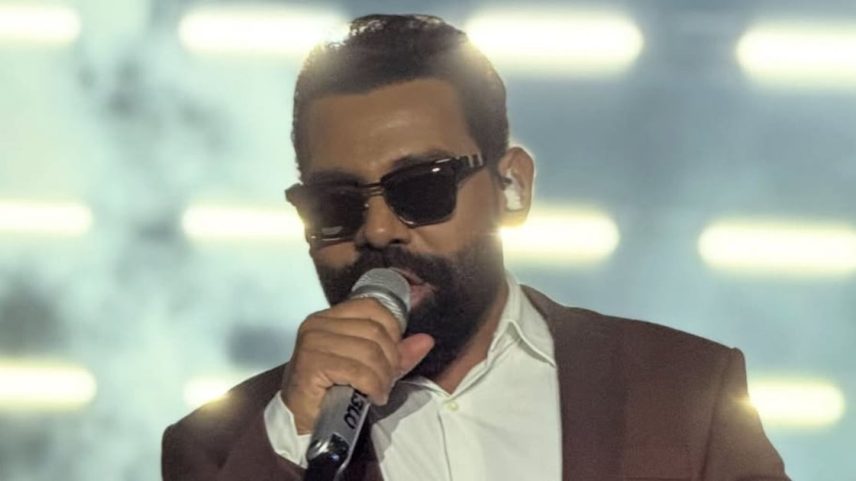 Pablo ao lado do seu novo jato de luxo