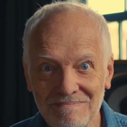 Peter Frampton enfrenta doença degenerativa e continua se apresentando sentado