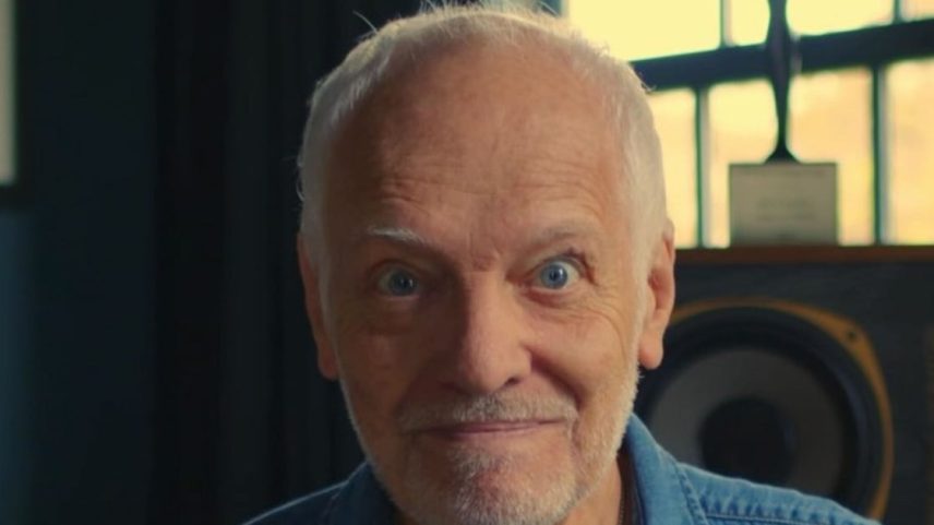 Peter Frampton enfrenta doença degenerativa e continua se apresentando sentado