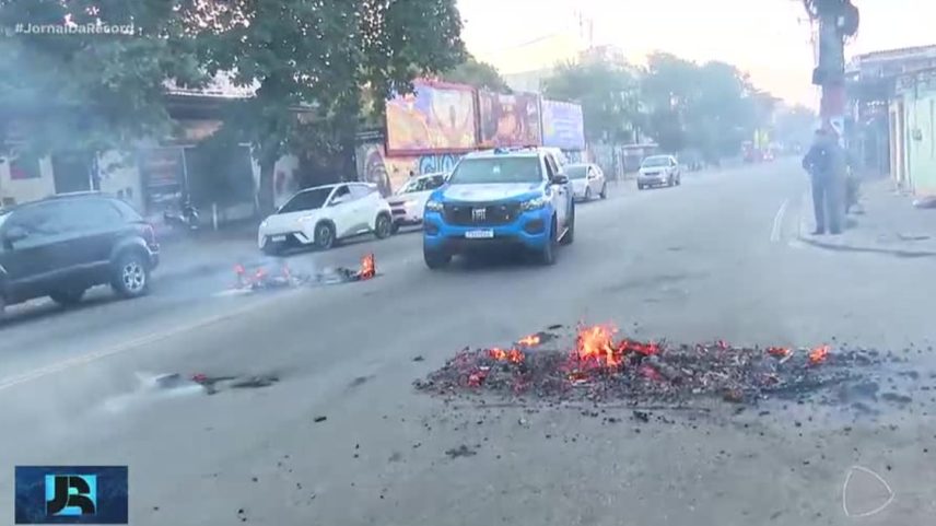 Cidade de Deus, uma das maiores favelas do Rio, vive dia intenso de tiroteios e barricadas