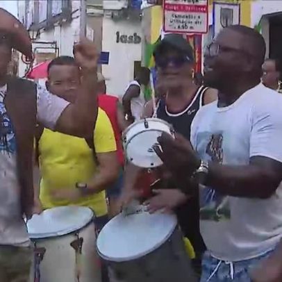 Olodum encara torcidas vikings da Noruega em disputa criativa na Copa