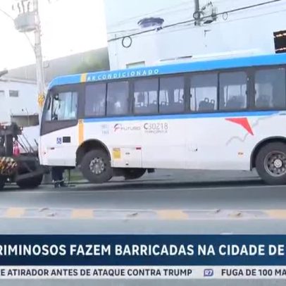 Criminosos usam ônibus como barricada durante operação da PM no Rio