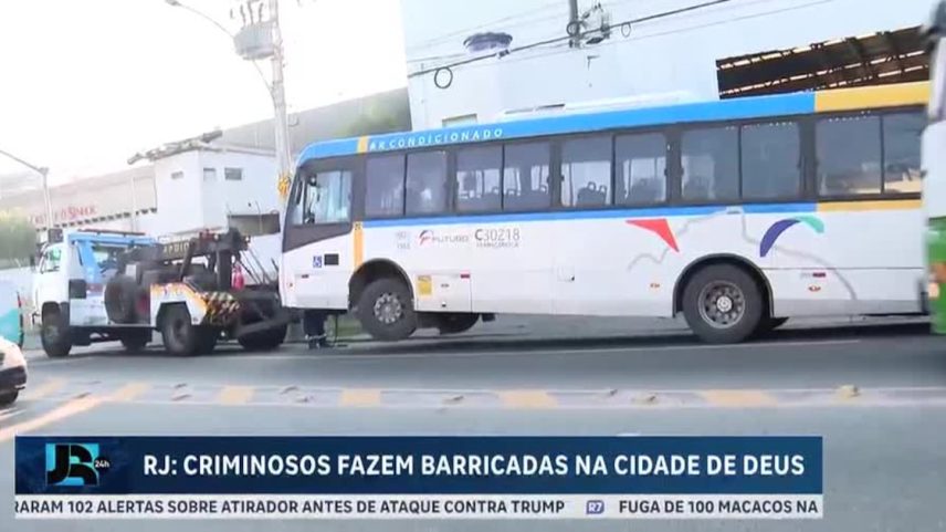 Criminosos usam ônibus como barricada no Rio em operação da PM