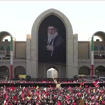 Milhares vão às ruas de Teerã para funeral do líder supremo Ali Khamenei