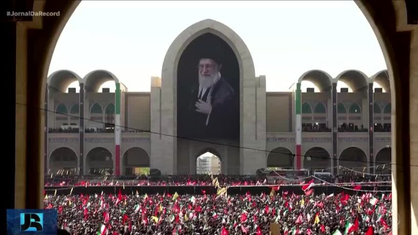 Milhares de pessoas vão às ruas em Teerã para o funeral do líder supremo Ali Khamenei