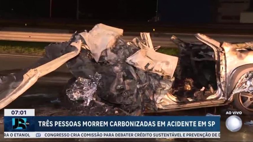 Três pessoas morrem carbonizadas em grave acidente de carro na Grande São Paulo